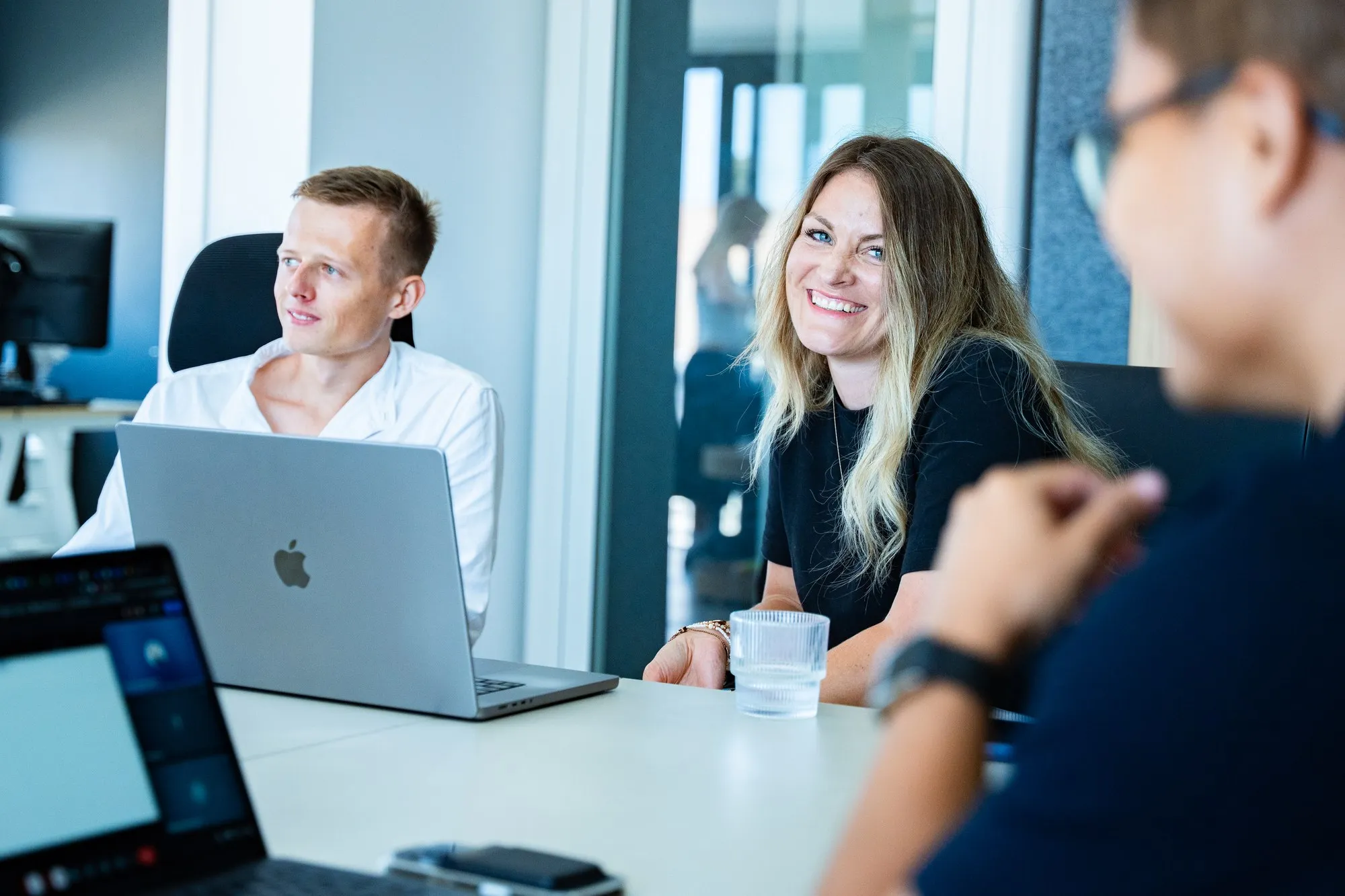 Das Team von Förderperspektive im Beratungsgespräch – Tom, Christine und Luis
