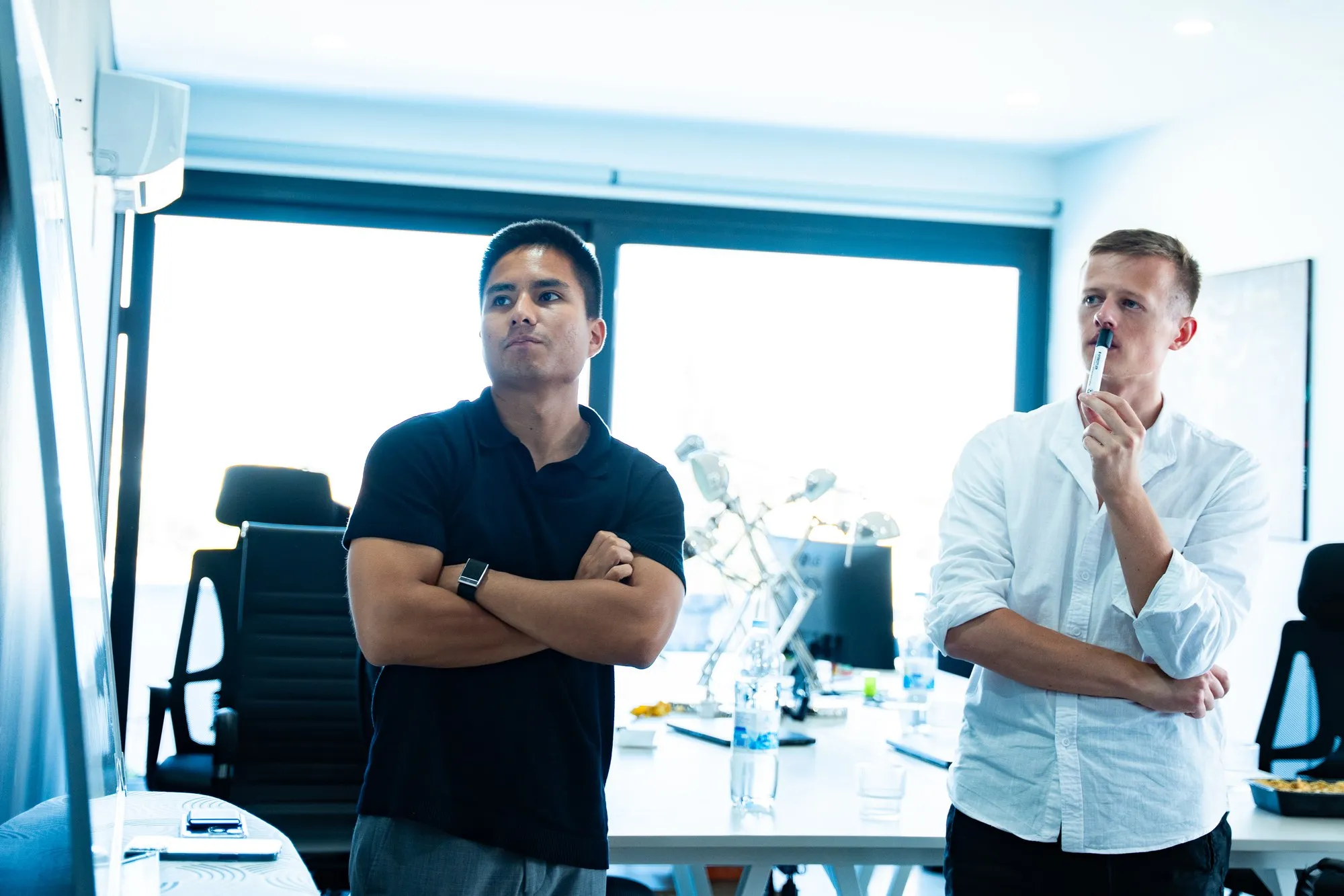 Tom und Luis von Förderperspektive bei der Förderstrategie am Whiteboard
